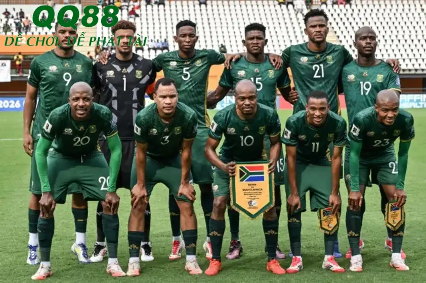 Nam Phi có sự góp mặt Percy Tau (số 10), cầu thủ hiện tại đang khoác áo CLB Thép Xanh Nam Định (Ảnh: SI).